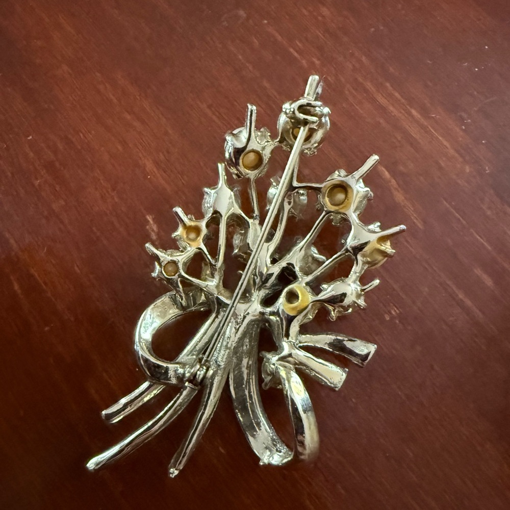 Vintage Gold Tone Faux Pearl Back Closure Brooch - Picture 2 of 2